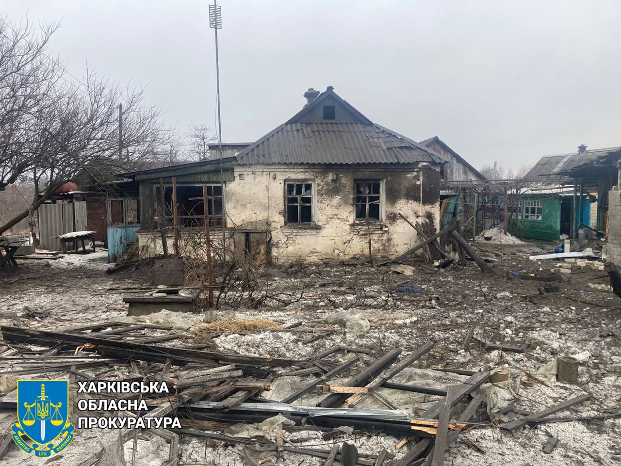 Слідчі показали наслідки обстрілу Купʼянського району: пошкоджено будинки, лікарню, поранено жінку