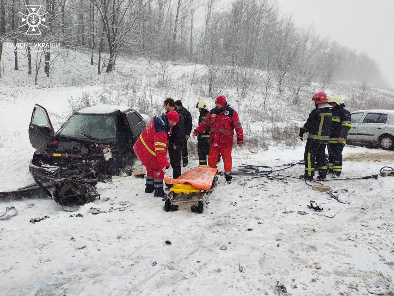 Дві ДТП з постраждалими на Харківщині: травмованих з автівок діставали рятувальники