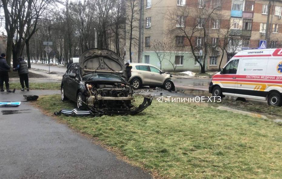 У Харкові після зіткнення на перехресті одна з автівок вилетіла на тротуар та збила пішоходів