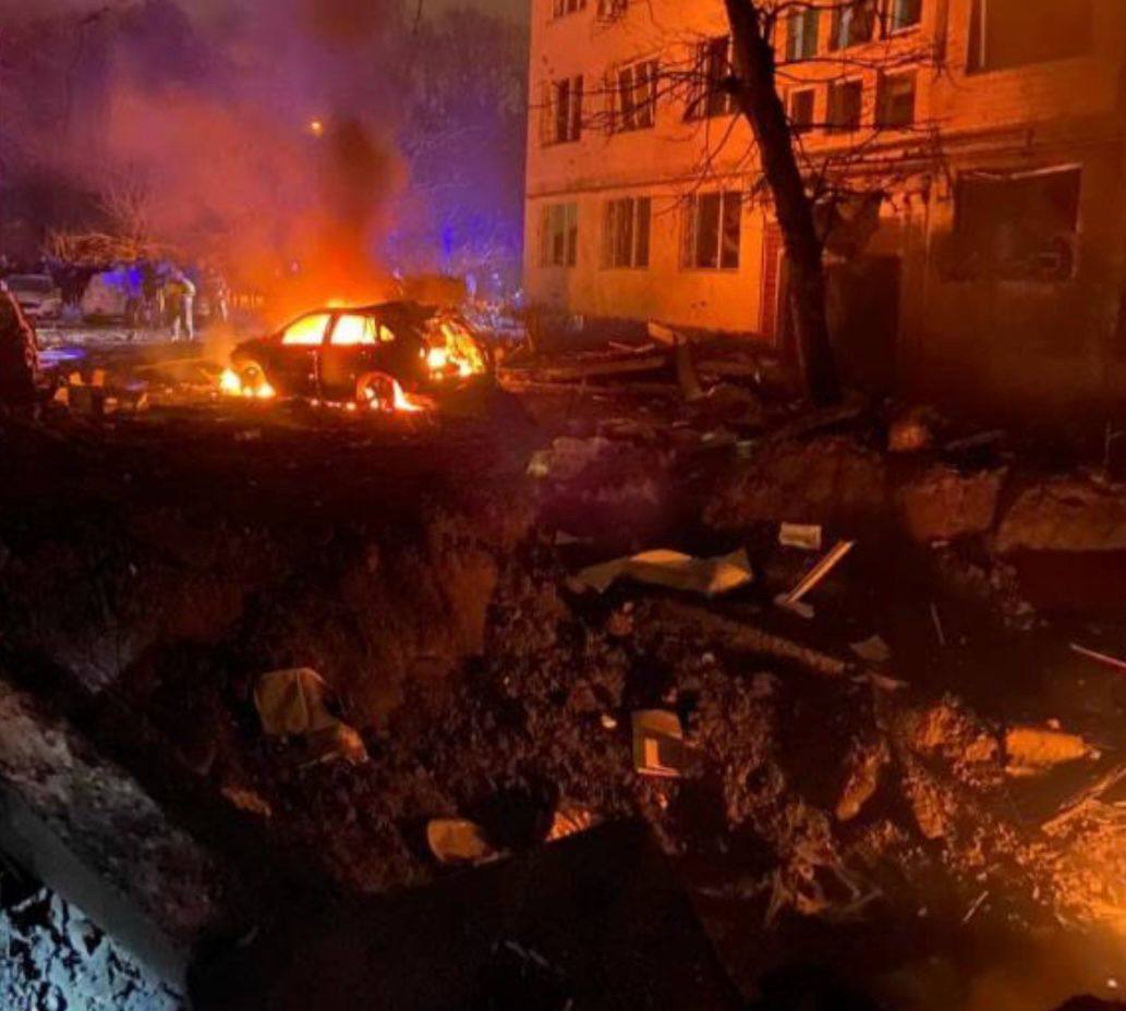 Ворожий обстріл Києва: ДСНС та поліція працюють на місцях подій