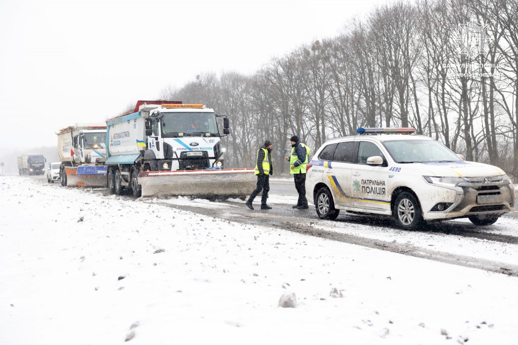 133 снігоприбиральні машини вивели дорожники на траси Харківщини