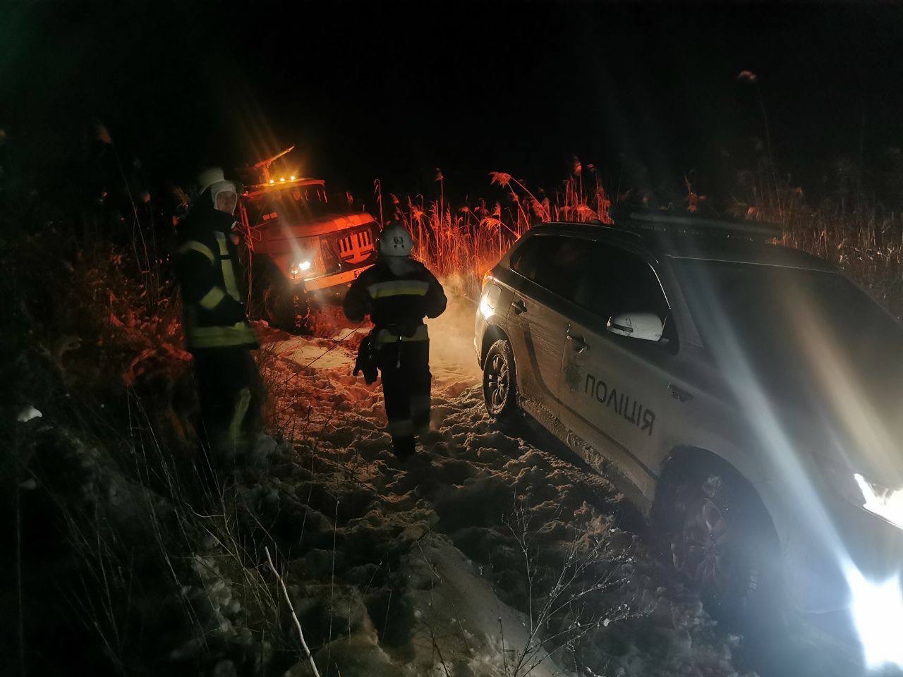 На Харківщині біля кордону з рф в снігу застряг автомобіль поліції