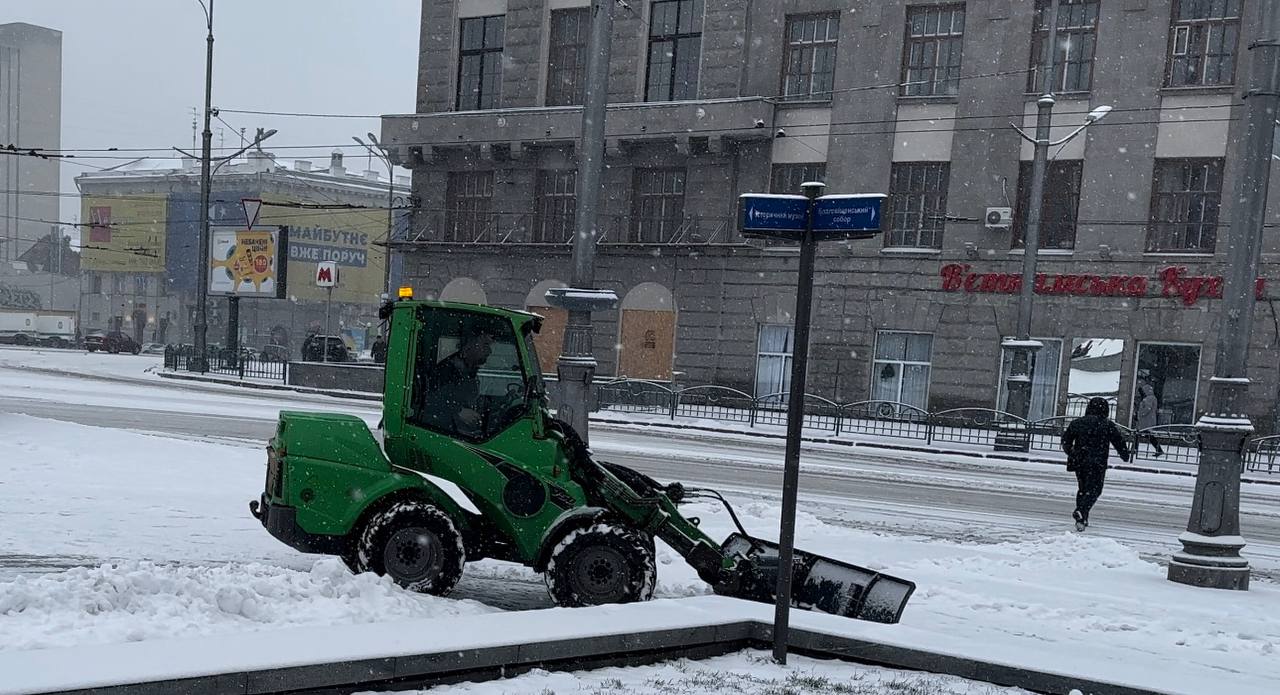 У Харкові на прибирання снігу вивели понад 150 одиниць спецтехніки