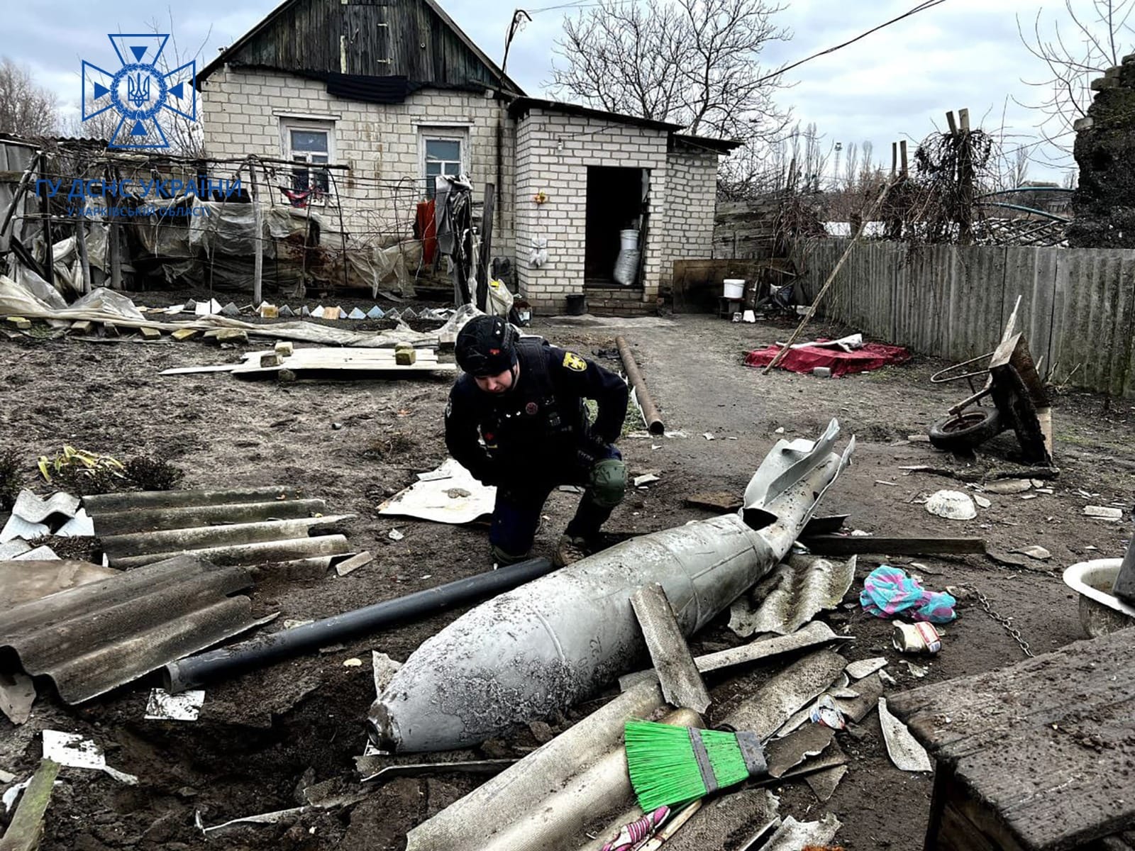 Окупанти скинули на Харківщину авіабомбу, яка не розірвалася: боєприпас знешкодили сапери