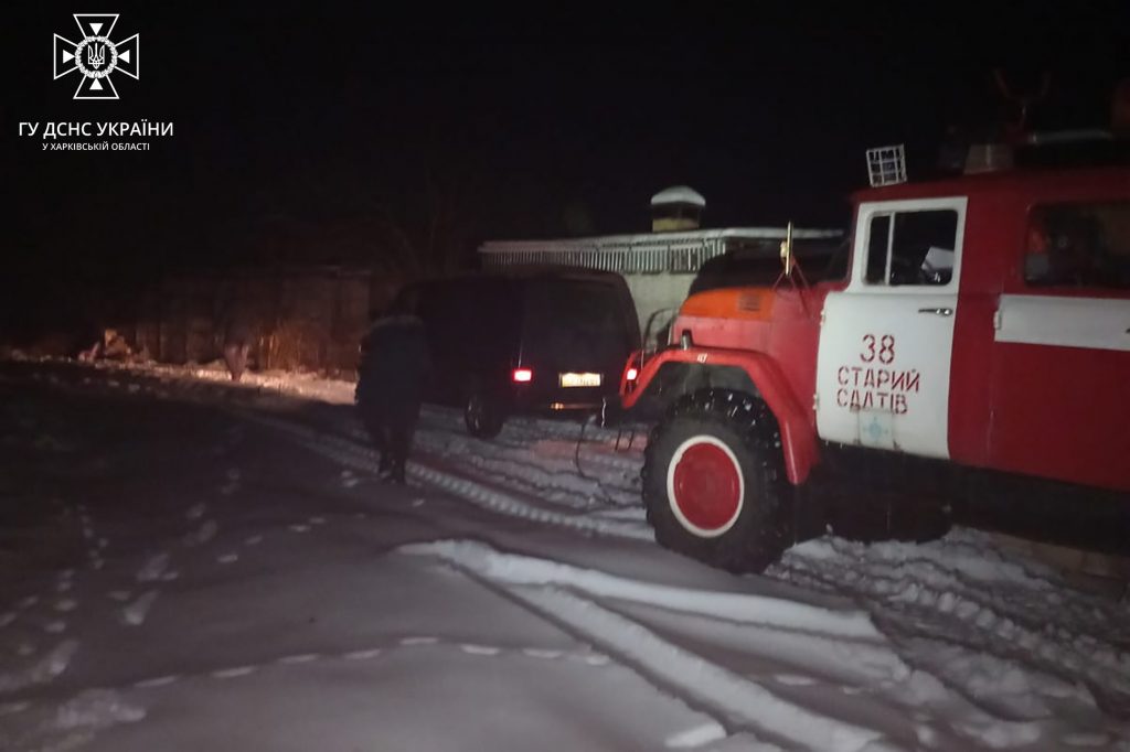 На Харківщині в снігову пастку потрапили волонтери та медики