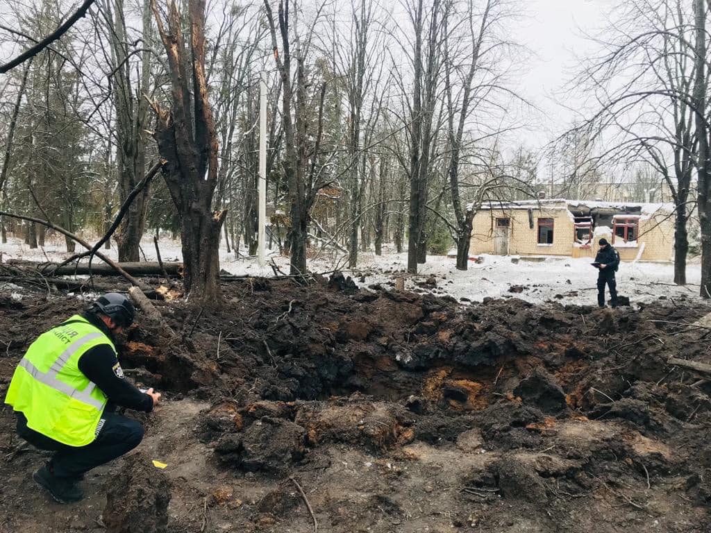 Утворилася вирва глибиною 4 метри: поліції розповіли подробиці нічної ракетної атаки на Харків