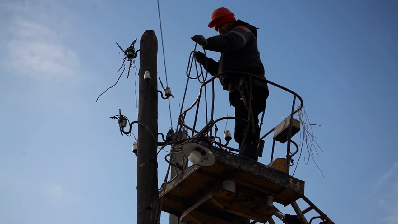 Все ближче до кордону: енергетики повернули світло у село Дубівка Дергачівської громади