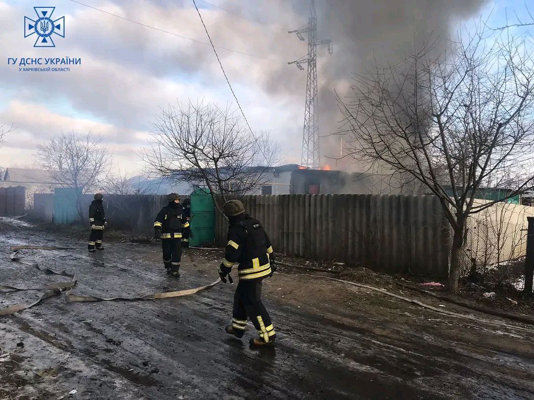 Пожежі в домоволодіннях після денних обстрілів Козачої Лопані
