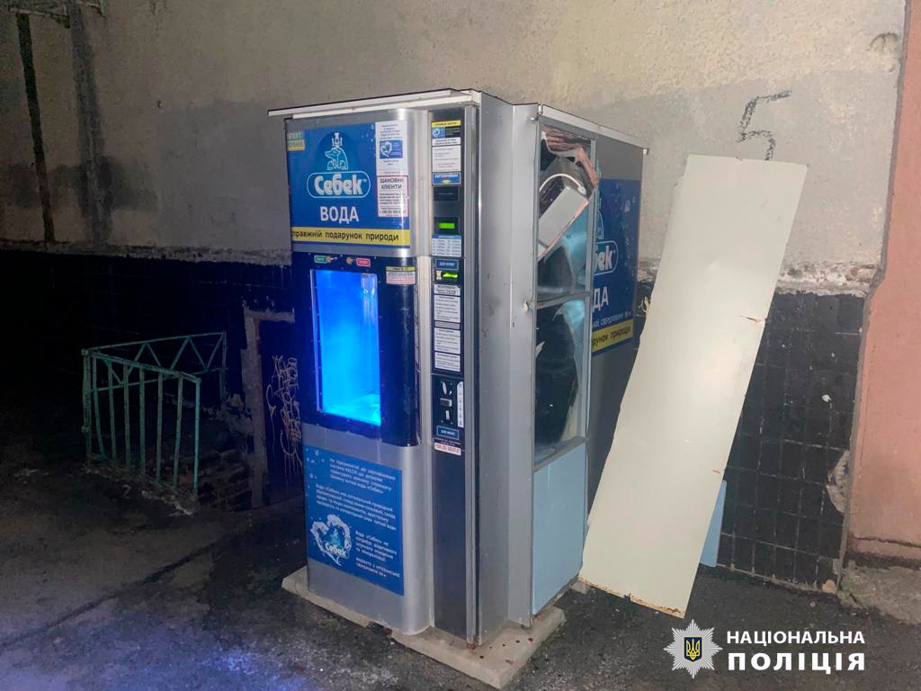Рецидивіст на Харківщині обкрадав автомати з питною водою