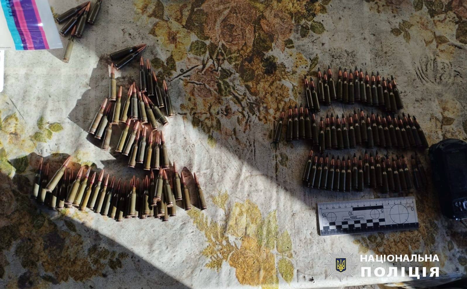 На Ізюмщині чоловік заховав у хаті патрони та 20 кг артилерійського пороху