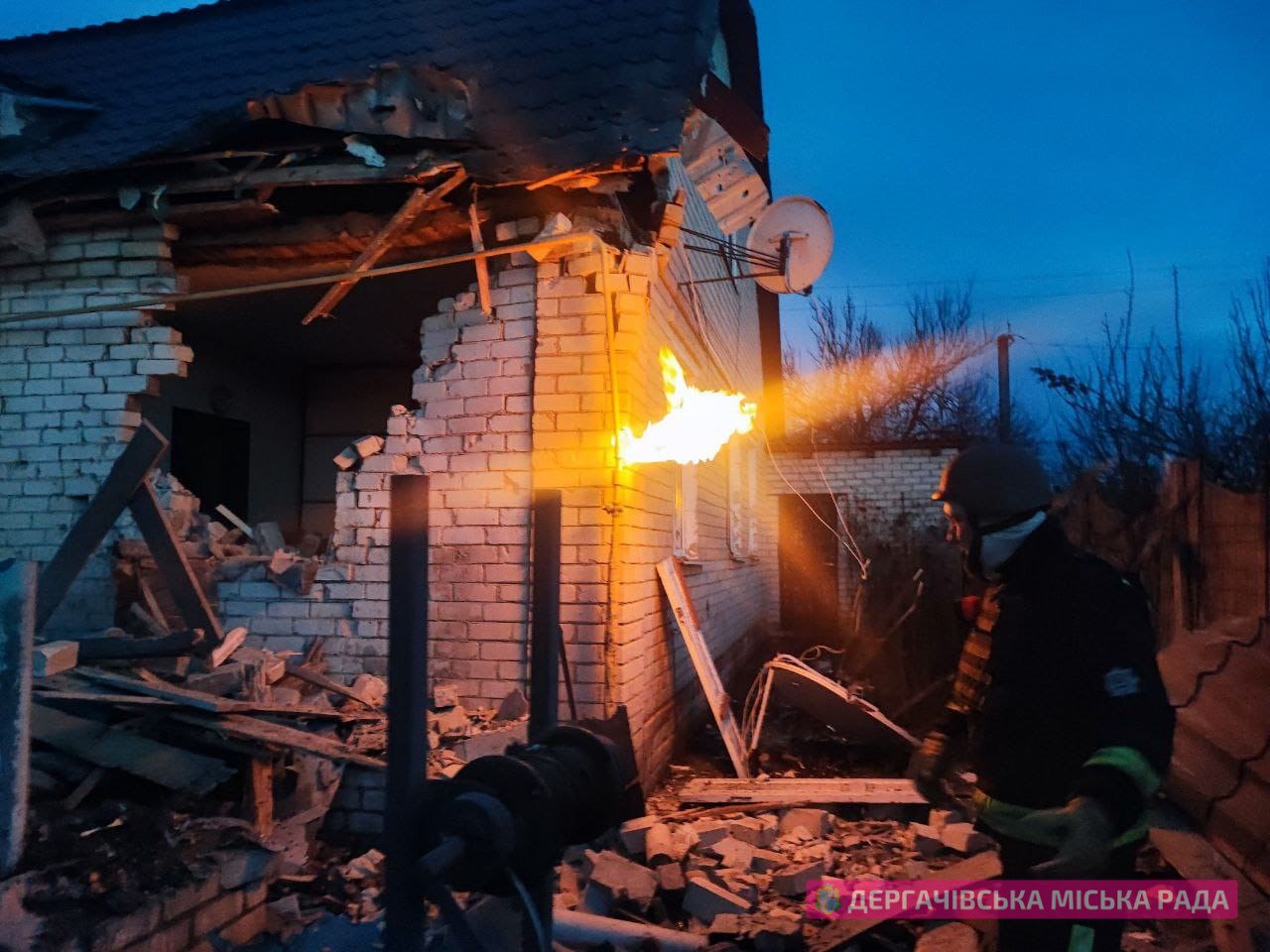 По селищу Козача Лопань окупанти завдали удару: немає світла та газу
