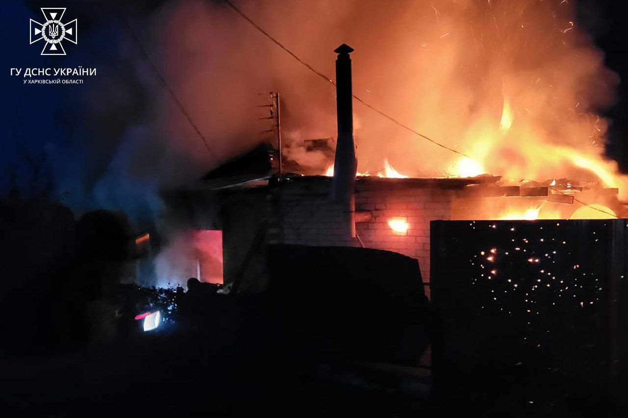Окупанти обстріляли Куп’янськ з РСЗВ:  пожежа в будинку