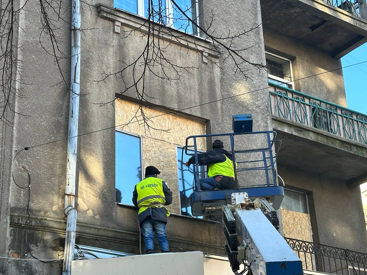 У Харкові після обстрілів закривають вибиті вікна та ремонтують покрівлі