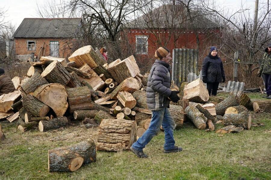 Дрова для опалення: по 6 кубометрів на будинок видають у Чкаловській громаді