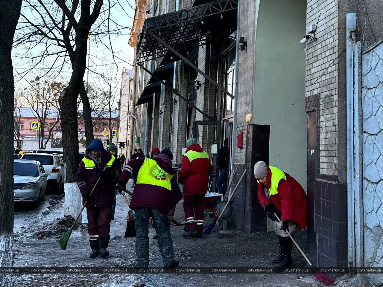 Внаслідок обстрілів у Харкові пошкоджено 21 будівлю: комунальники усувають наслідки