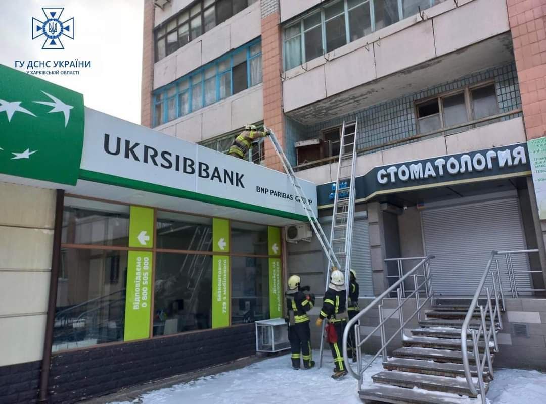 Харківським рятувальникам довелося лізти через вікно у квартиру, де перебувала маленька дитина