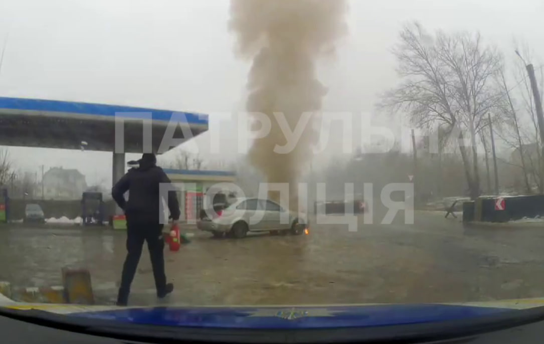 У Харкові на АЗС горіла автівка (відео)