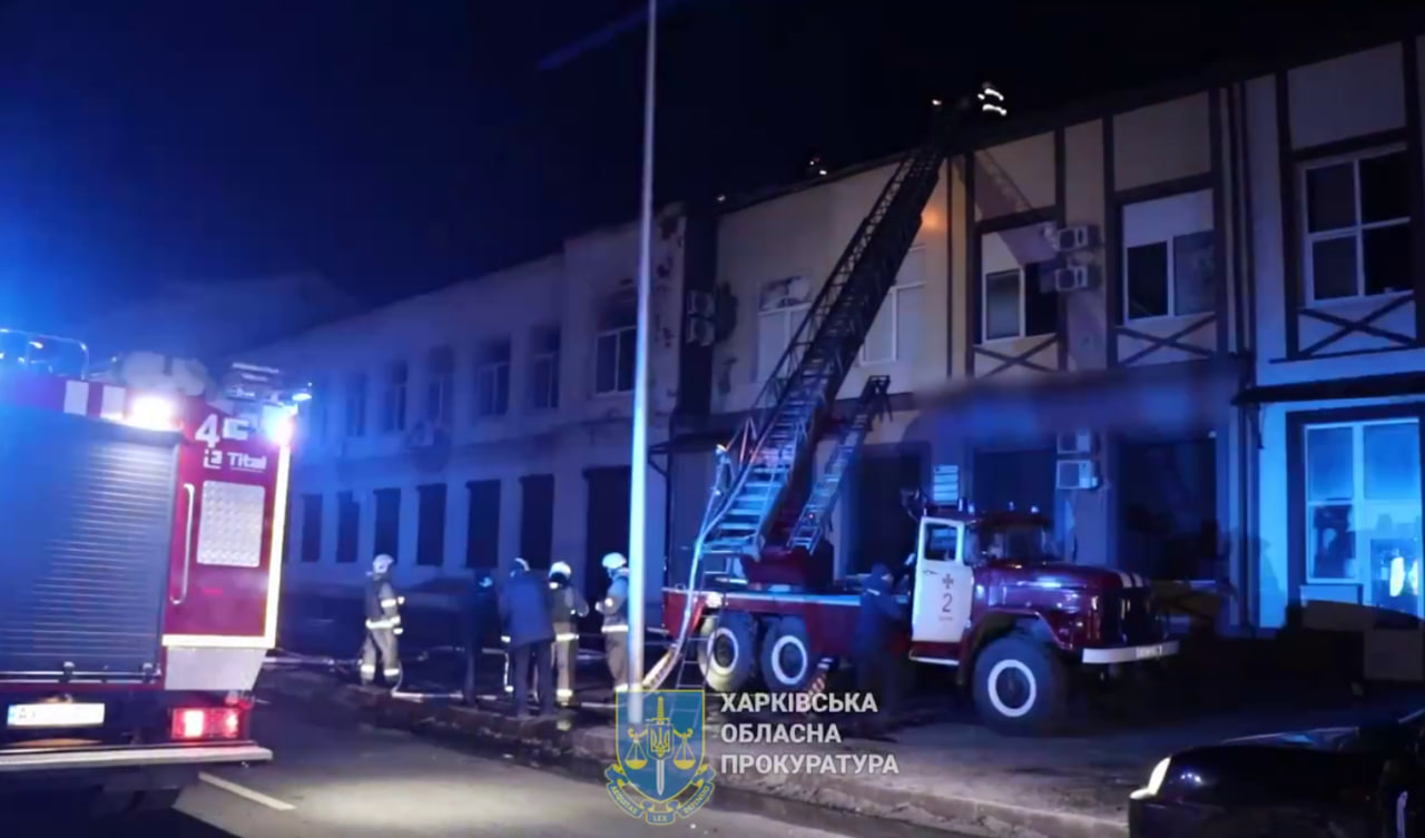 Троє поранених, пожежі в житловому будинку та магазині: наслідки атаки «шахедів» на Харків (відео)
