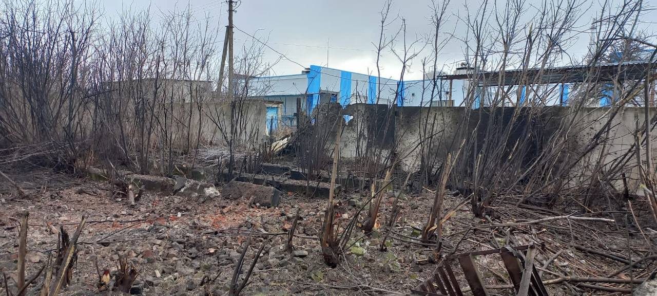 Окупанти вдарили шістьма «шахедами» по підприємству на Харківщині: є поранені