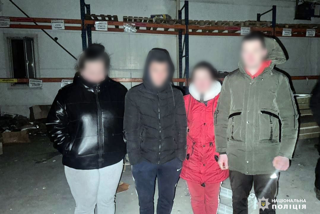 У Харкові затримали чотирьох громадян, які незаконно проникли до зруйнованого обстрілами ТРЦ