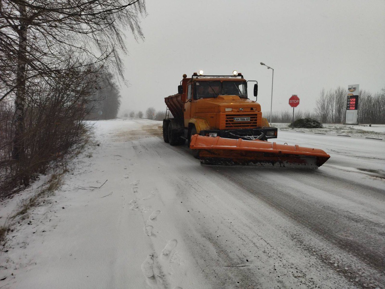 Через сніг та ожеледь на Харківщині працювало 125 одиниць дорожньої техніки