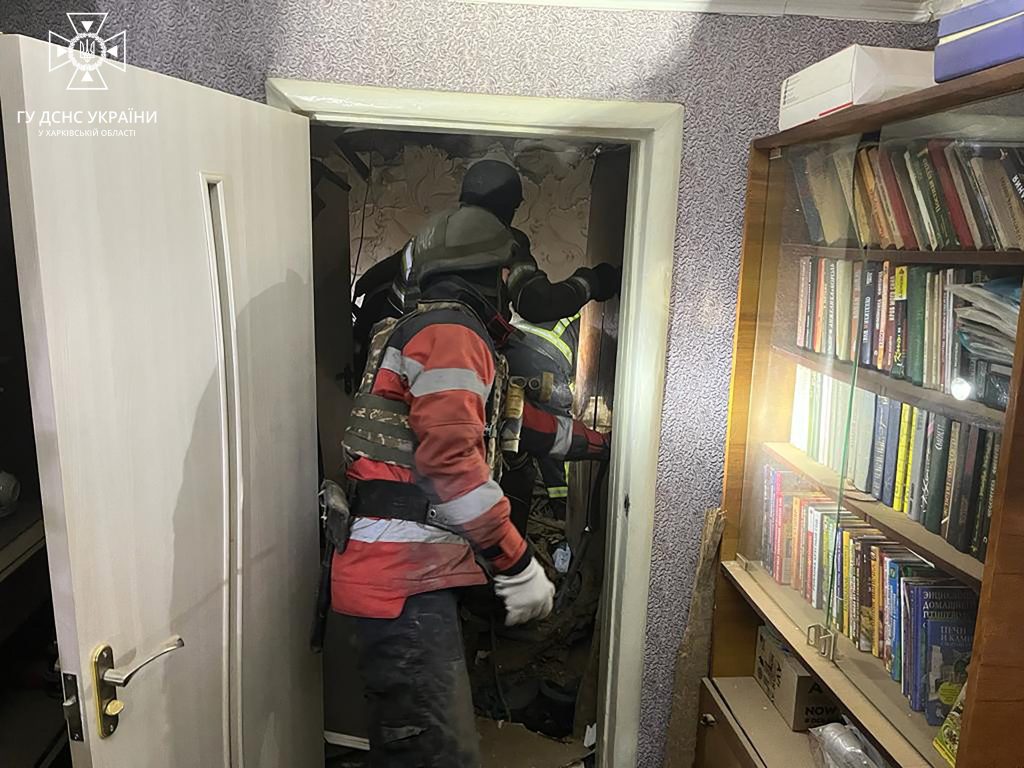 Як рятувальники з-під завалів після обстрілів визволили жінку на Харківщині (відео)