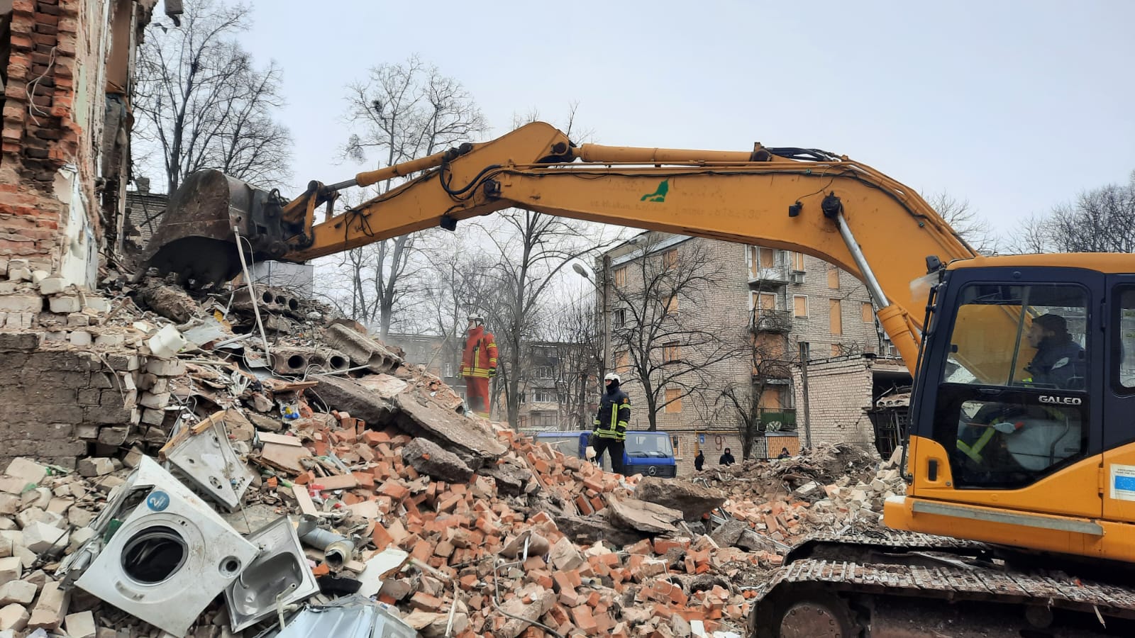 Рятувальники відновили пошукові роботи у зруйнованому російським обстрілом будинку у Харкові