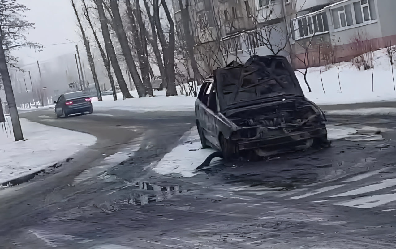 Вночі у Харкові посеред вулиці згоріла автівка (відео)