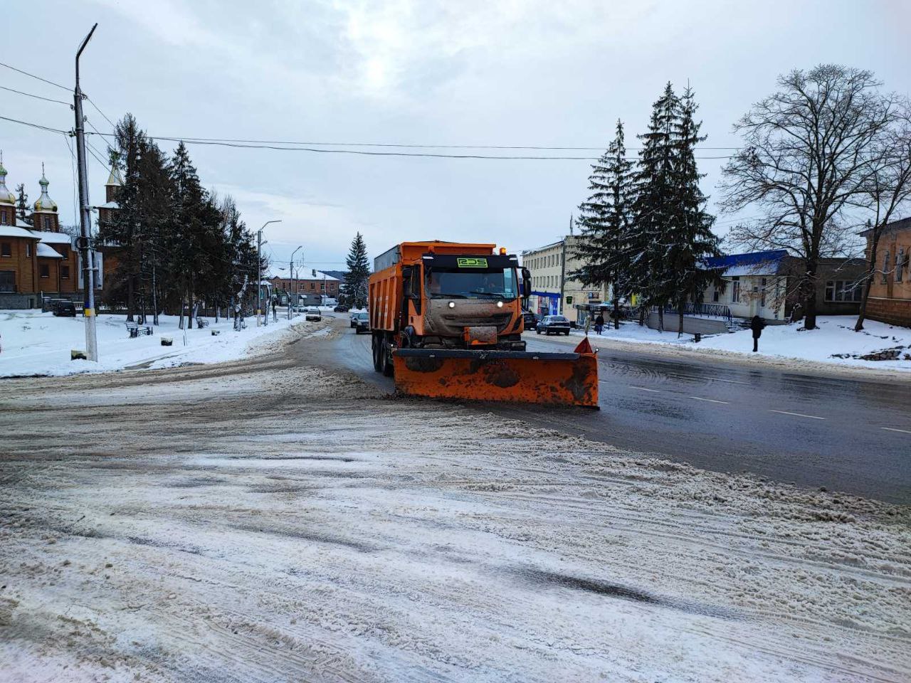 Для боротьби з циклоном дорожники Харківщини вивели на траси понад сто одиниць техніки