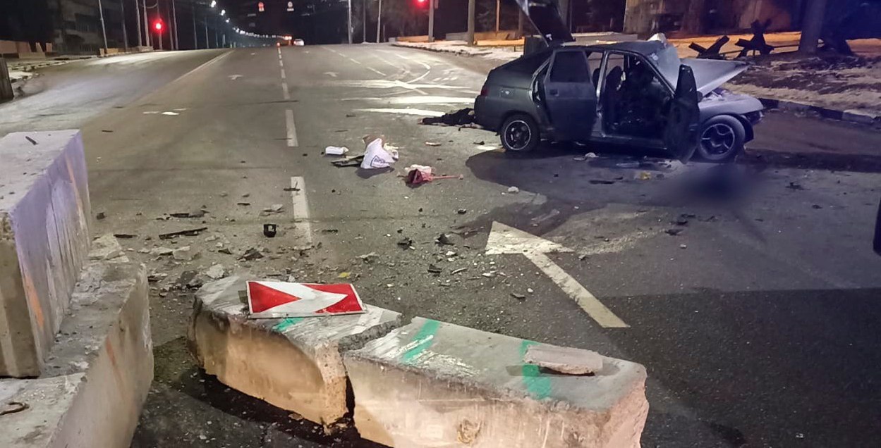 На Харківському шосе легковик врізався в бетонні блоки: водій загинув