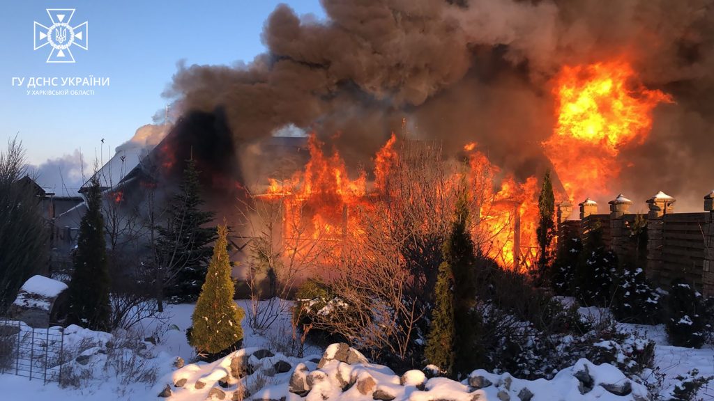 На Харківщині з невідомих причин спалахнули будинок та лазня