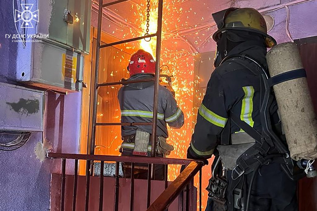 У Харкові на пожежі ДСНСники врятували двох жінок