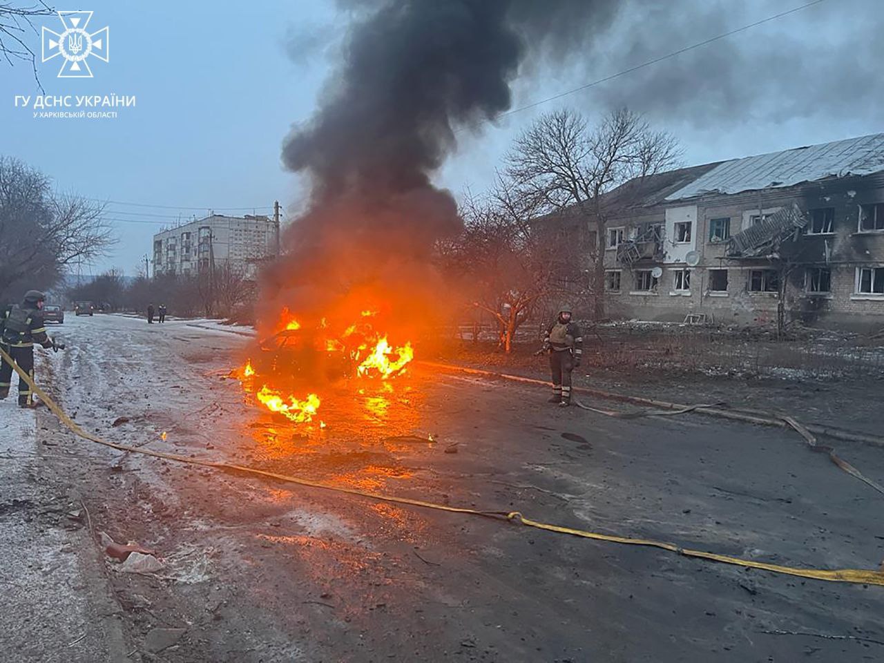 Палаюча цивільна автівка та пошкоджені будівлі: наслідки обстрілу Куп’янська