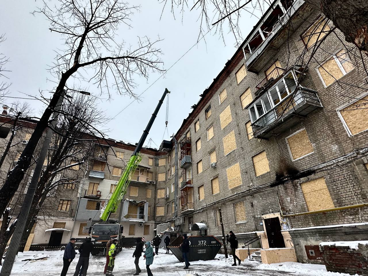 В одному з будинків, пошкоджених внаслідок обстрілів Харкова, повністю знищено дах