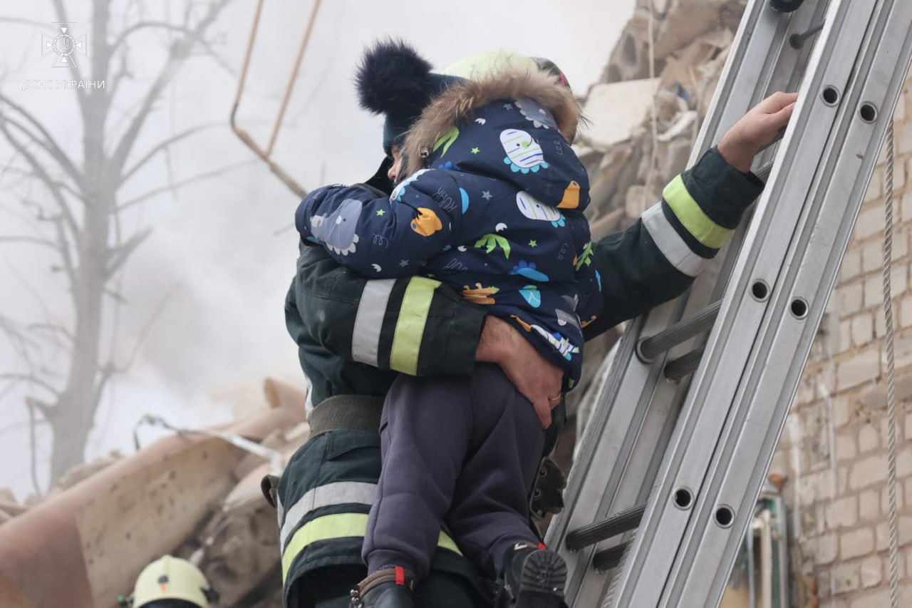У Харкові з-під завалів врятували 27 людей: дані ДСНС