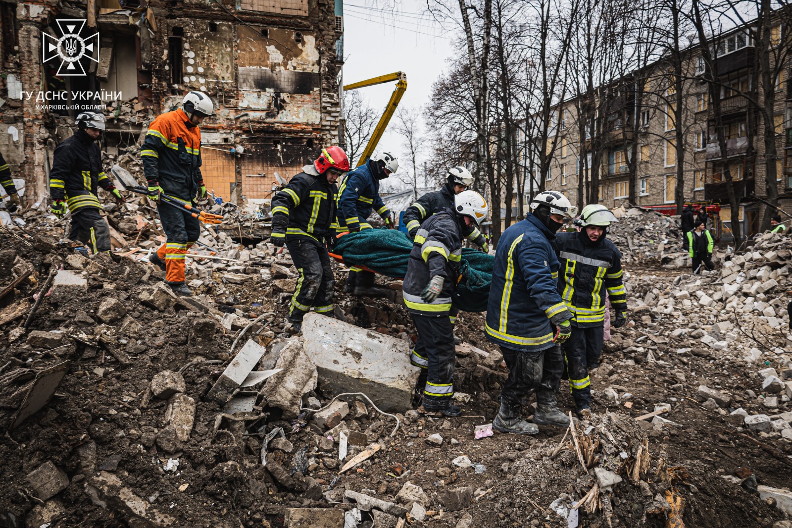 Пошукова операція на місці зруйнованого російською ракетою будинку в Харкові завершена