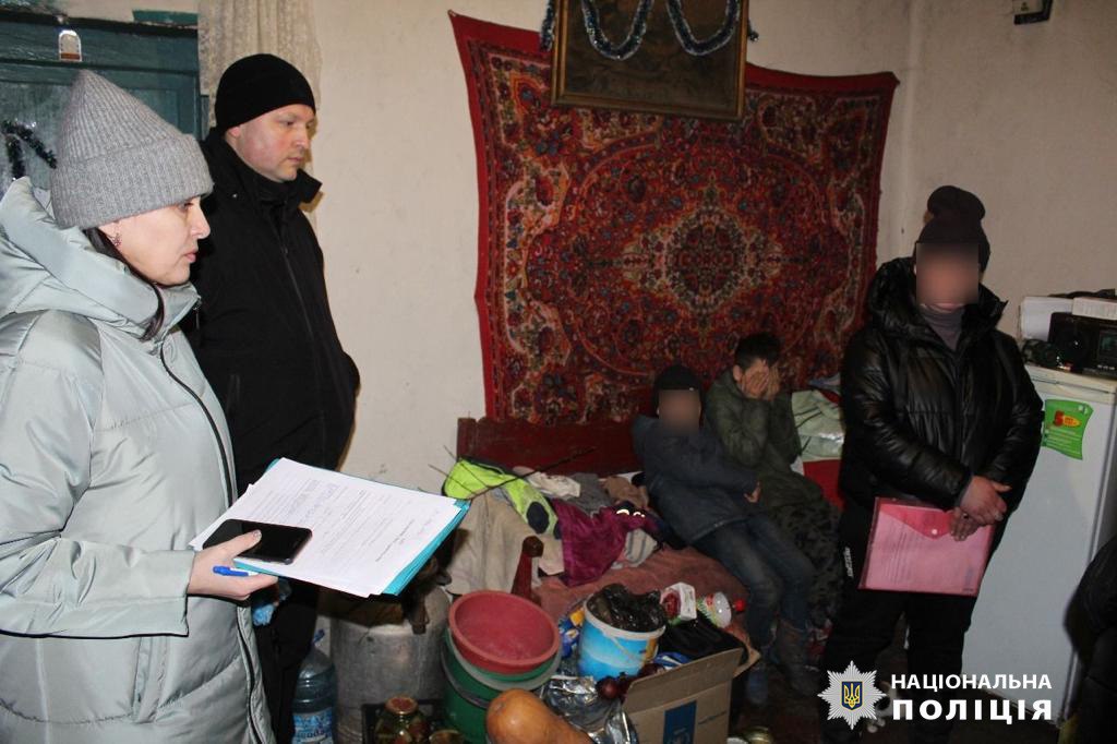 Харківська поліція відібрала в матері чотирьох дітей, яких тримали в холоді і бруді