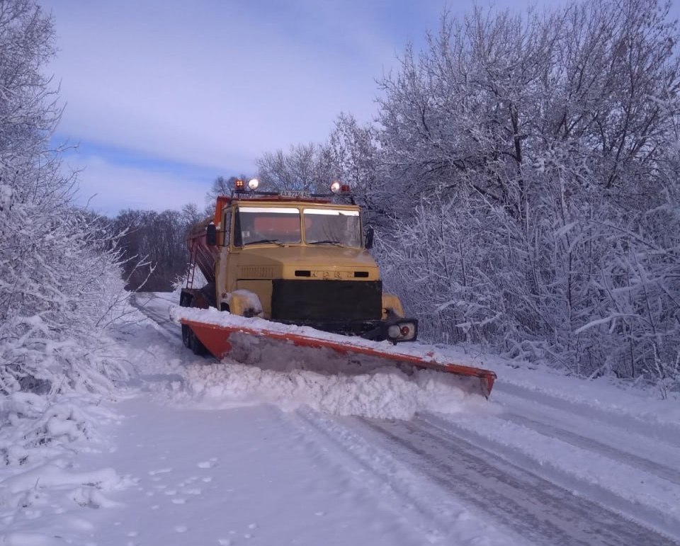 Розчищати дороги на Харківщині вивели 110 одиниць техніки