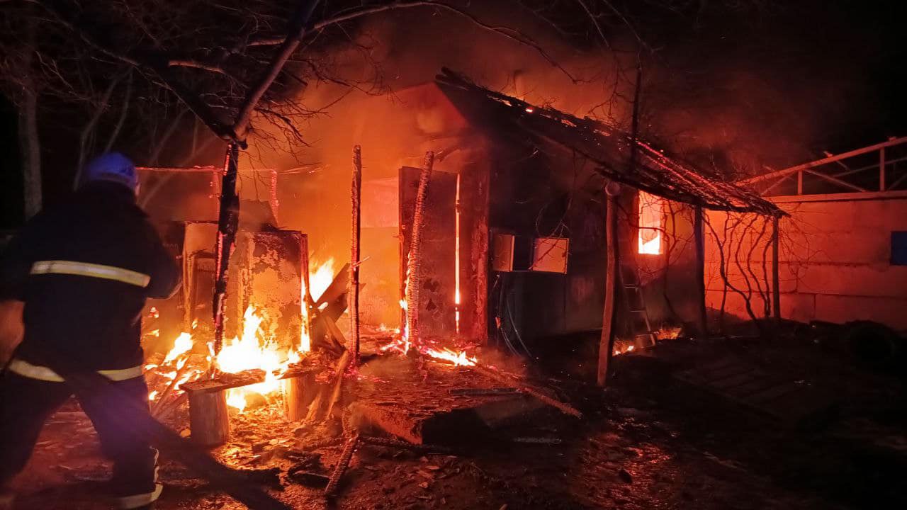 На пожежі в Харківській області рятувальники потрапили під повторний обстріл