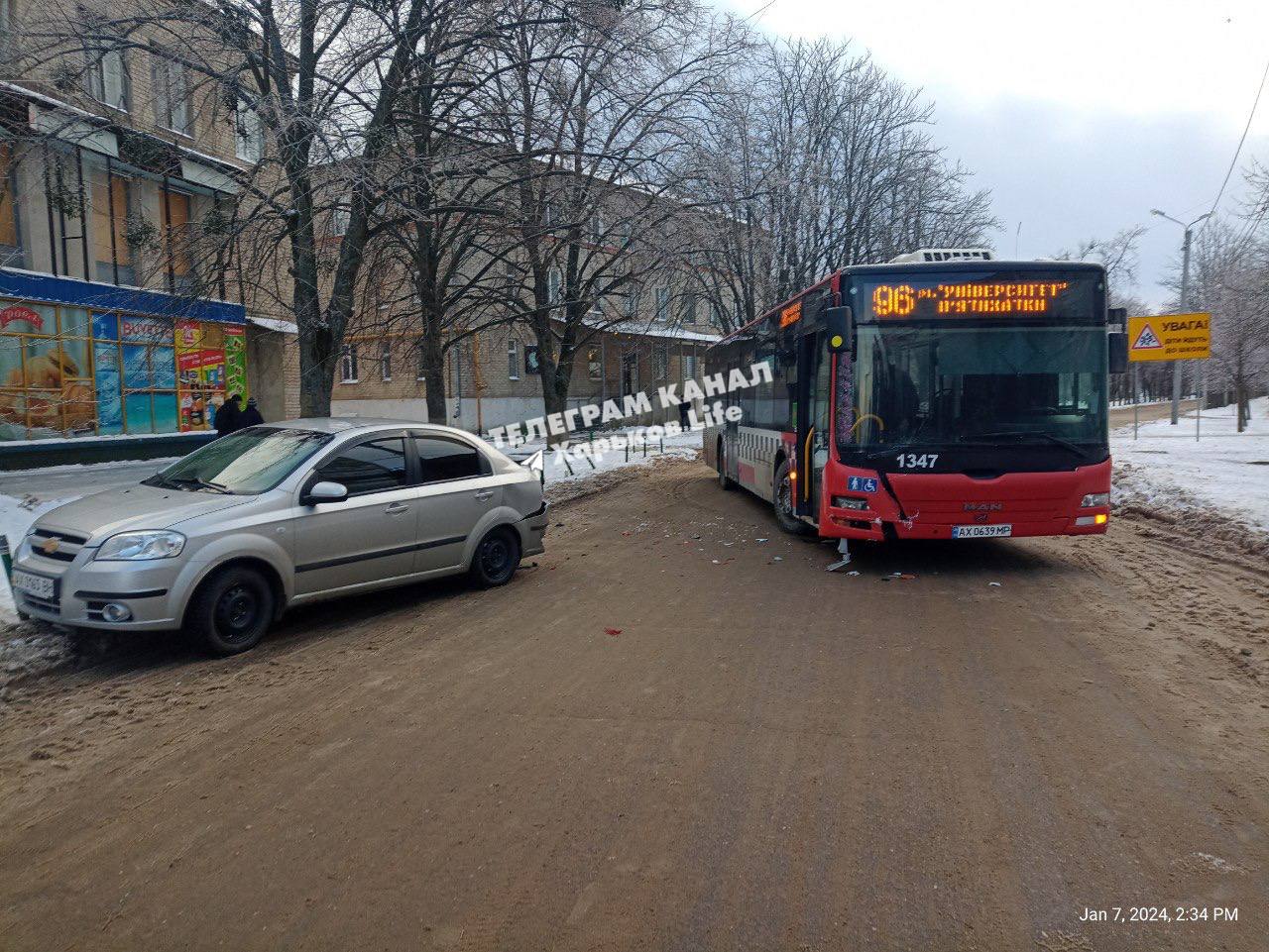 У Харкові в ДТП потрапив маршрутний автобус