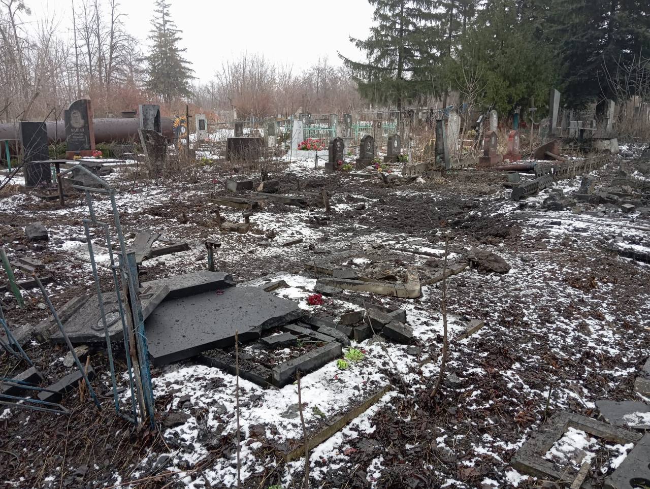 Окупанти обстріляли цвинтар на Харківщині
