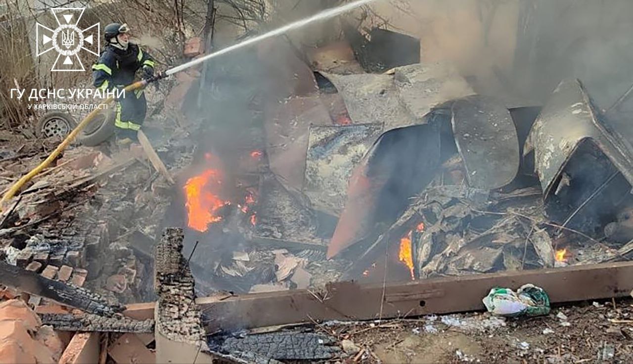 Окупанти обстріляли Вовчанськ: спалахнули будинок та автівка