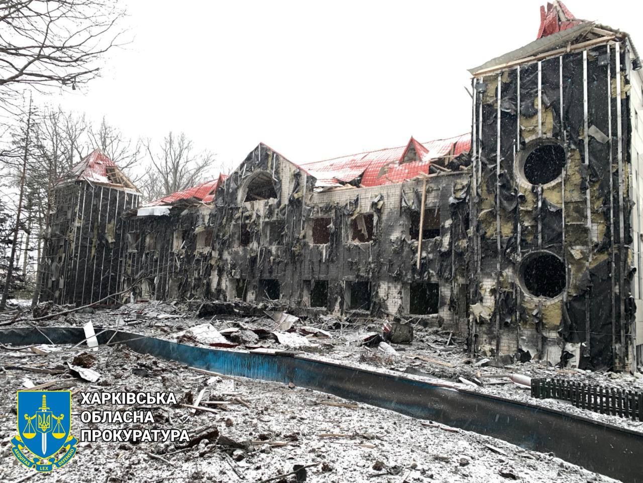 Зазнали руйнувань медкорпус та будівля їдальні: слідчі фіксують наслідки обстрілу дитячого табору у Харкові