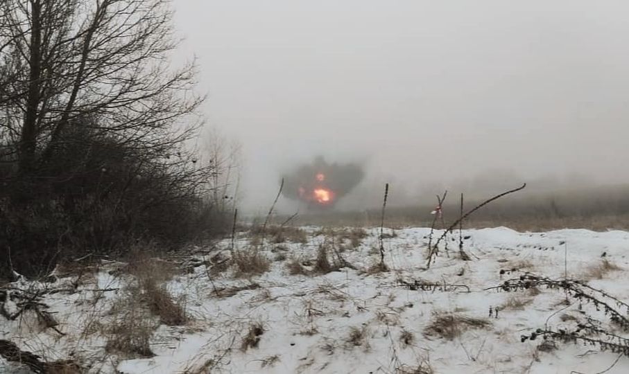 В ДСНС показали кадри знищення протитранспортної міни на Харківщині