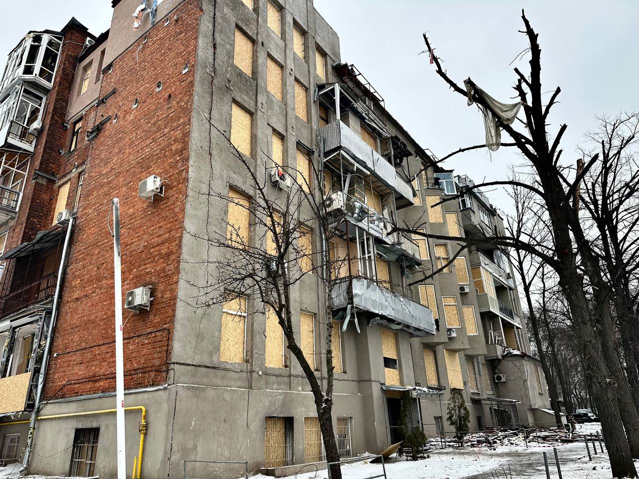 У Харкові відновлюють покрівлю на будинку, який окупанти обстріляли 2 січня