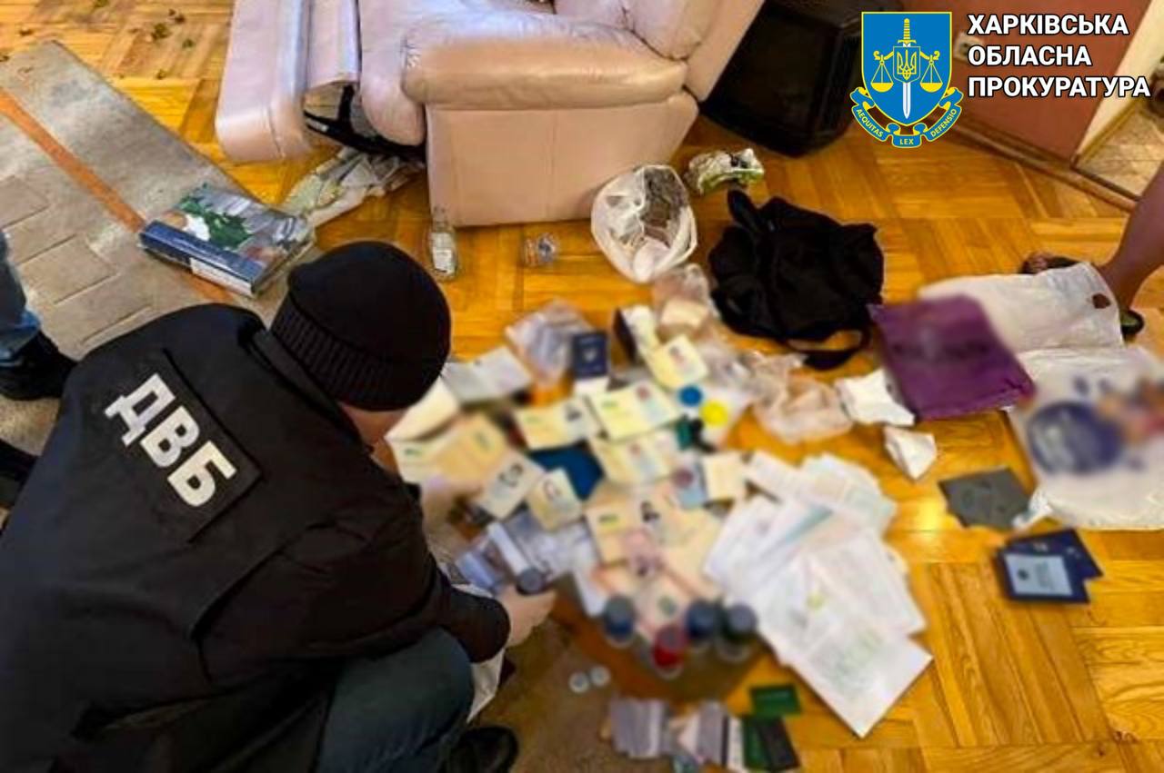 Затримано жителів Києва та Харкова, які щомісяця виготовляли фальшиві документи на суму майже в 1 млн грн