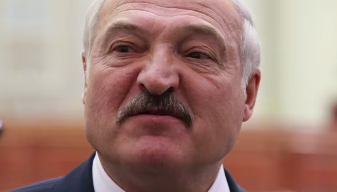 Довічне забезпечення та охорона: Лукашенко підписав гарантії для себе і сім’ї