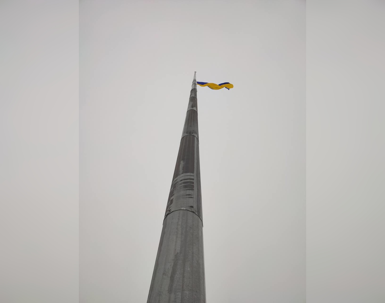 Через погодні умови в Харкові на головному флагштоку міста замінили прапор