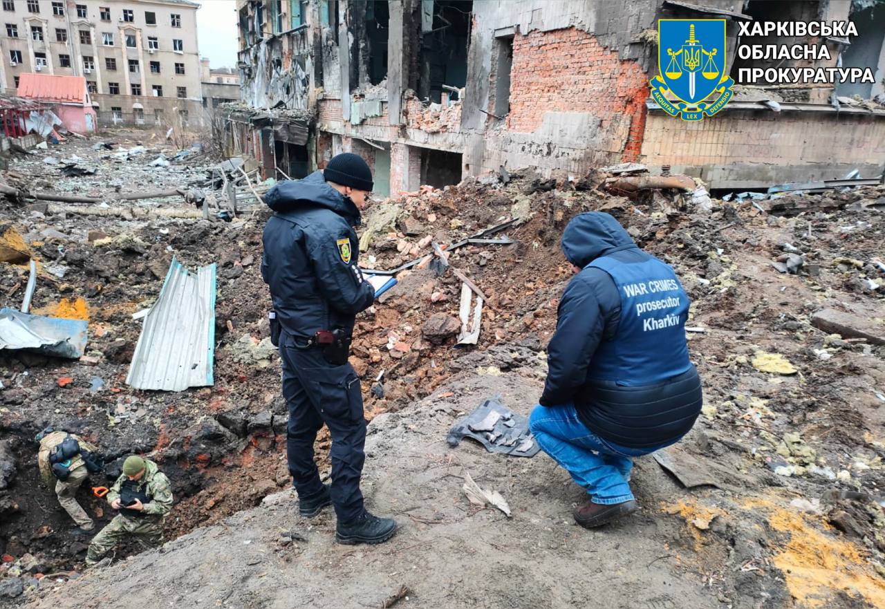 Прокурори документують наслідки ракетної атаки ворога по центру Харкова