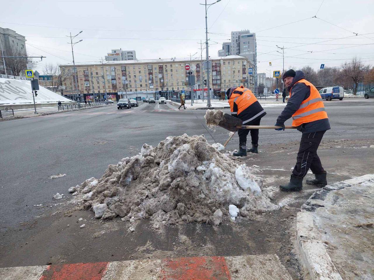 У Харкові тривають роботи з очищення доріг від снігу